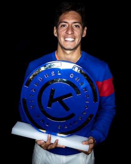 Sebastián Báez con el trofeo de Kitzbühel, la temporada pasada