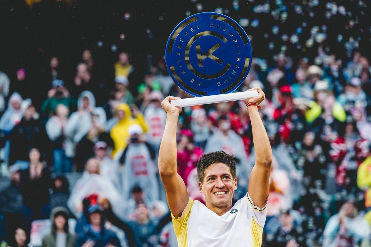 Sebastián Báez, feliz con el trofeo de campeón en Kitzbühel