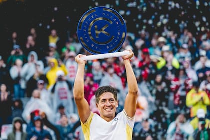 Sebastián Báez, feliz con el trofeo de campeón en Kitzbühel