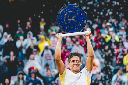 Sebastián Báez, feliz con el trofeo de campeón en Kitzbühel