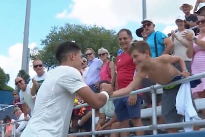 Sebastián Báez fue a saludar a un niño que lo alentó todo el partido en una cancha colmada de hinchas estadounidenses que apoyaban a Marcos Giron, en la rueda inicial del Masters 1000 de Cincinnati.
