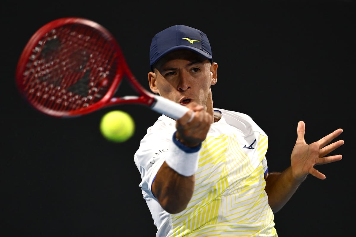 Sebastián Báez impacta la derecha contra Ben Shelton en el ASB Tennis Centre de Auckland, Nueva Zelanda. (Foto de Hannah Peters/Getty Images)