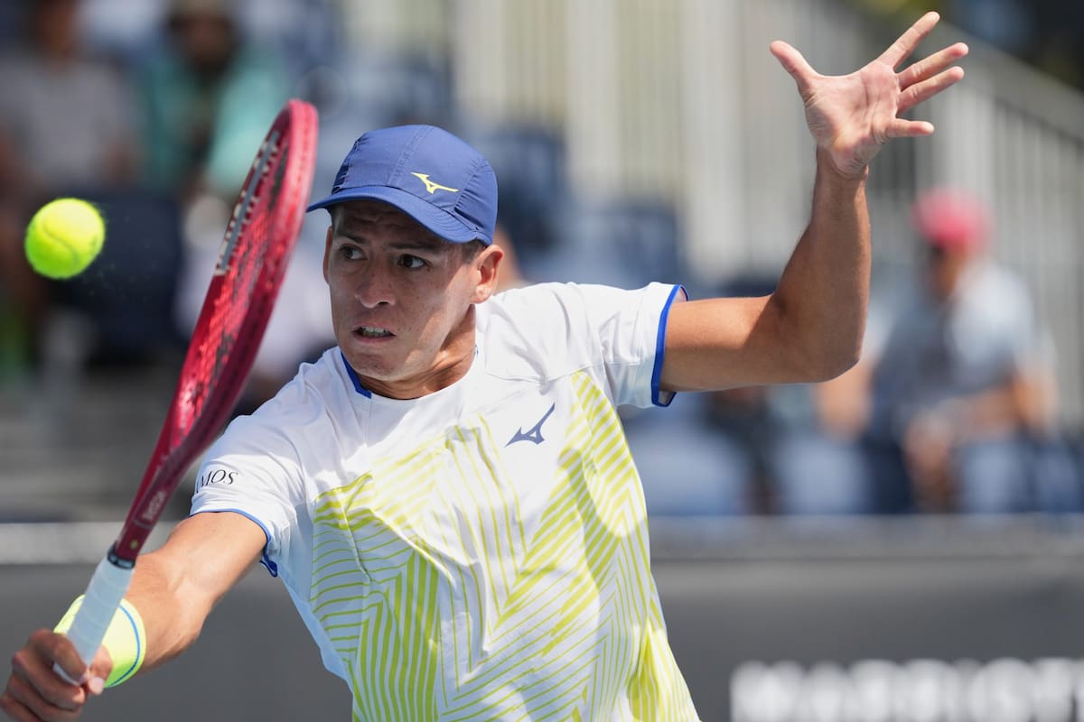 Sebastián Báez se despidió del Mlebourne Park con una caída en cuatro sets frente a Luciano Darderi (AP Photo/Dar Yasin)
