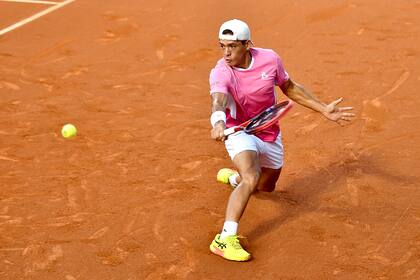Sebastián Báez se potencia sobre polvo de ladrillo: debutó en el ATP de Barcelona con una victoria ante el bosnio Damir Dzumhur