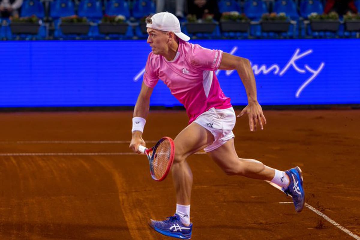 Sebastián Báez sigue adelante en Bucarest
