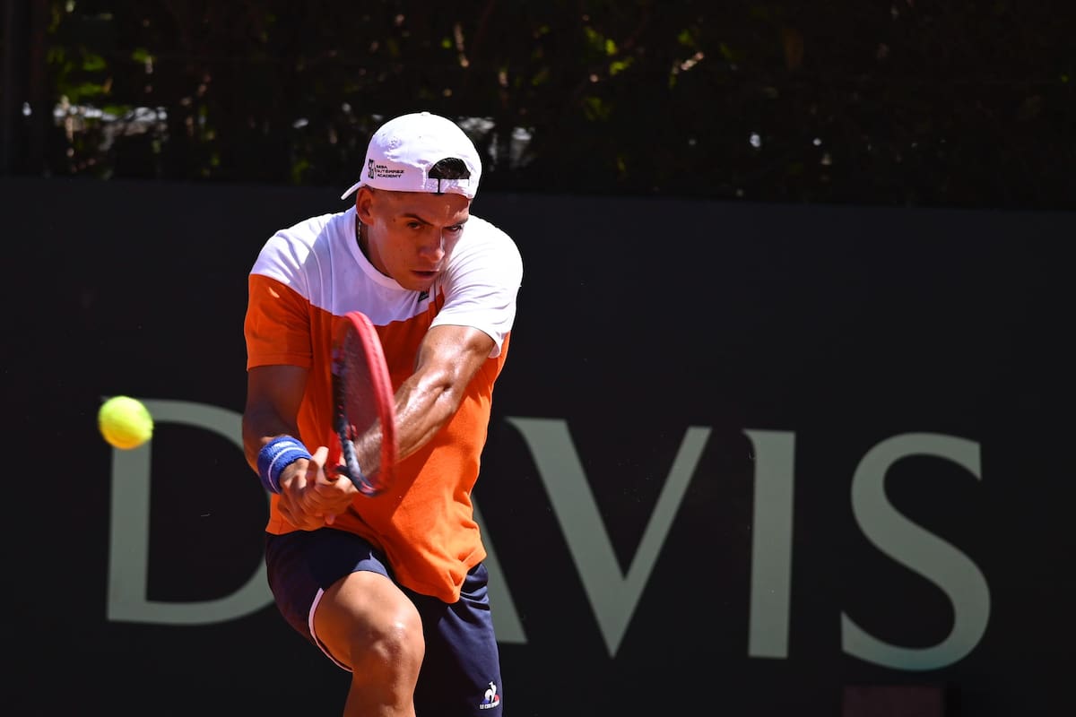 Sebastián Báez, uno de los singlistas del equipo argentino de Copa Davis para la serie contra Kazajistán, durante el primer ensayo en el Jockey Club Rosario