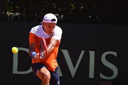 Sebastián Báez, uno de los singlistas del equipo argentino de Copa Davis para la serie contra Kazajistán, durante el primer ensayo en el Jockey Club Rosario