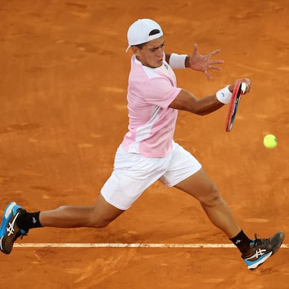 Sebastián Báez venció en dos sets al peruano Juan Pablo Varillas, en Roma