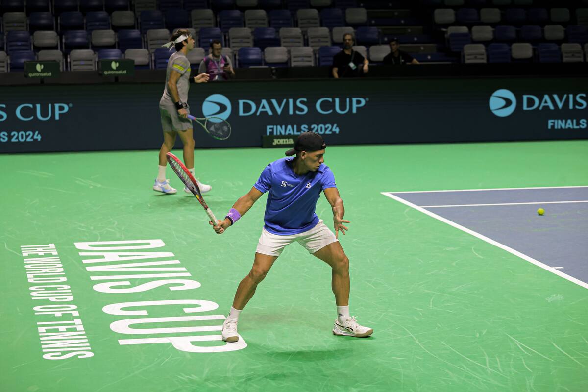Sebastián Báez y, detrás, Tomás Etcheverry, durante un entrenamiento del equipo argentino de Copa Davis en Málaga, antes del debut del jueves ante Italia, por el Final 8