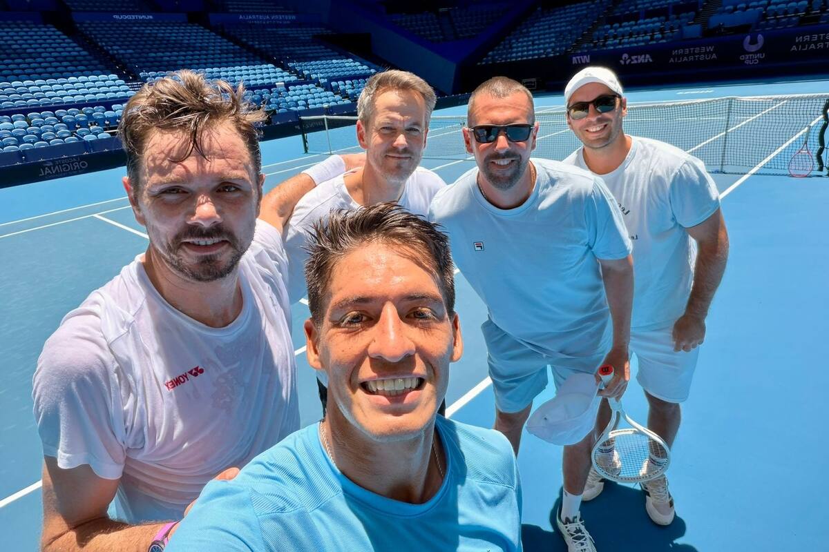 Sebastián Báez y Stan Wawrinka, aquí acompañados por sus entrenadores Sebastián Gutiérrez y Magnus Norman, se entrenaron hace unos días en Perth; ahora se enfrentarán en la United Cup