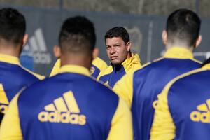 Sebastián Battaglia, al frente de un entrenamiento de Boca