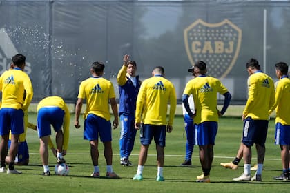 Sebastian Battaglia al mando del entrenamiento de Boca; al DT se le vienen partidos decisivos para ingresar en la Copa Libertadores