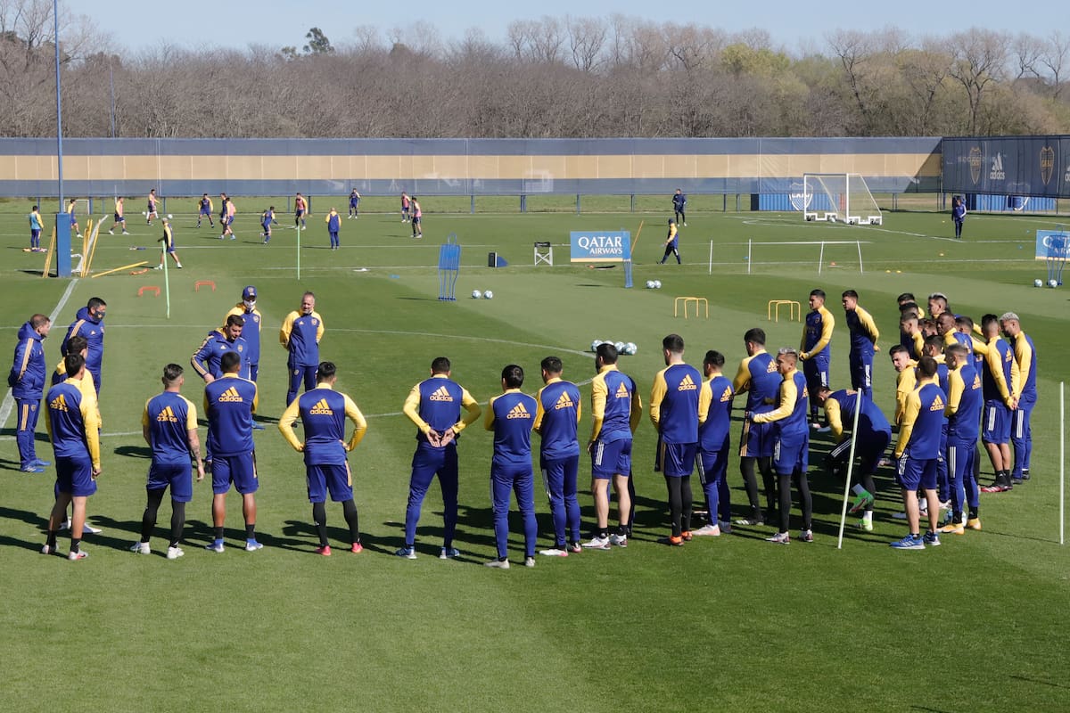 Sebastián Battaglia charla con el plantel de Boca en el predio de entrenamientos que el club tiene en Ezeiza