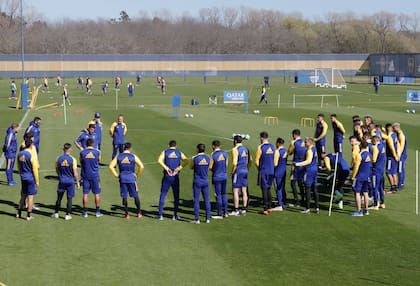 Sebastián Battaglia charla con el plantel de Boca en el predio de entrenamientos que el club tiene en Ezeiza