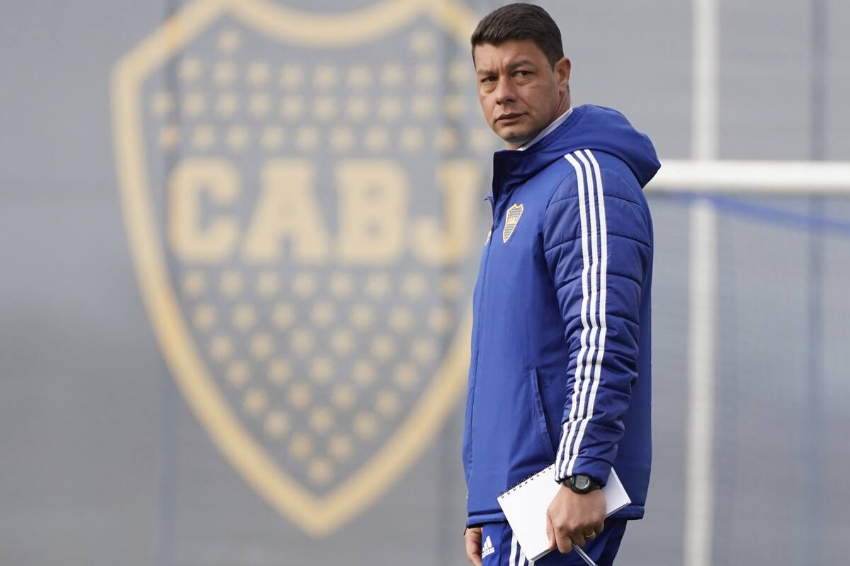 Sebastián Battaglia, DT de Boca, piensa en qué postulante a la función de Nº 5 puede aportarle mejores cosas.