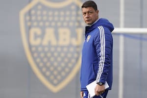 Sebastián Battaglia, DT de Boca, piensa en qué postulante a la función de Nº 5 puede aportarle mejores cosas.