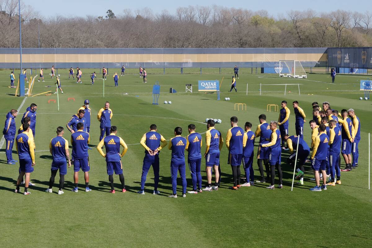 Sebastián Battaglia, durante una charla con el plantel de Boca en el predio de entrenamientos que el club tiene en Ezeiza