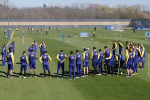 Sebastián Battaglia, durante una charla con el plantel de Boca en el predio de entrenamientos que el club tiene en Ezeiza