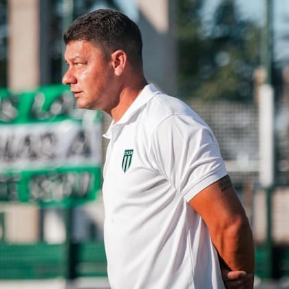 Sebastián Battaglia, en el último partido como local con San Miguel. Su ayudante de campo es Juan Krupoviesa, otro ex xeneize.