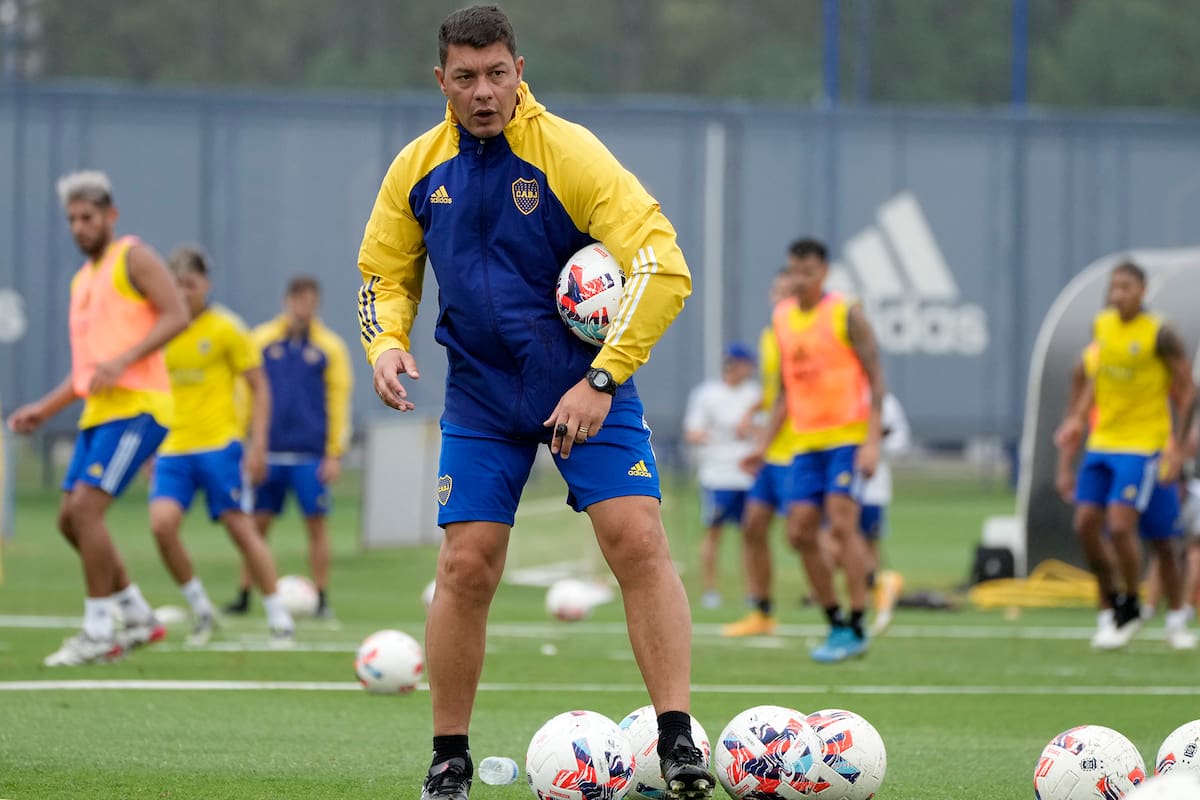 Sebastian Battaglia en un entrenamiento de Boca Juniors; el DT tuvo que sortear varios conflictos en las últimas semanas