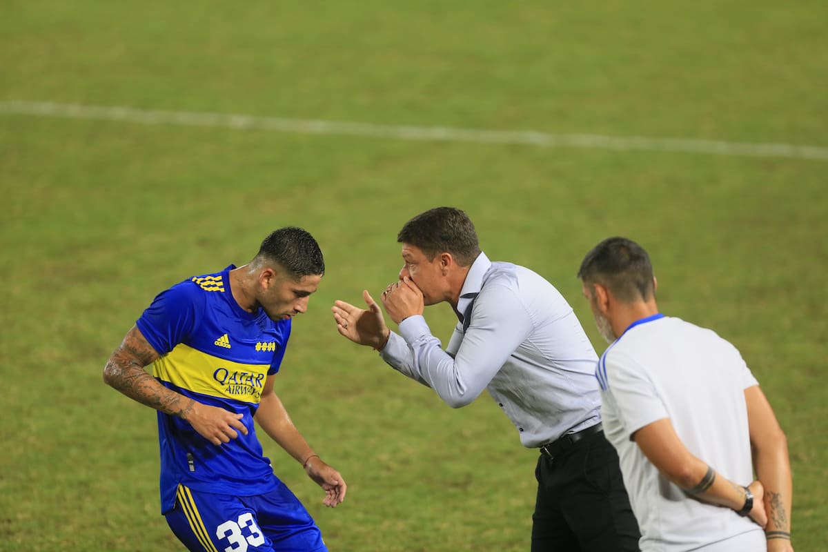 Sebastián Battaglia le da indicaciones a Alan Varela; el juvenil recuperaría el puesto de volante central titular en Boca