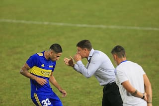 El puesto de las mil pruebas de Battaglia y de ningún convencimiento: Boca ya busca un refuerzo