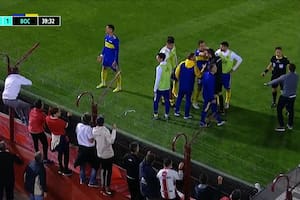 Sebastián Battaglia se queja con el árbitro del partido; Marcos Rojo intenta conversar con los hinchas de Huracán, que no dejaron de salivar a los futbolistas de Boca