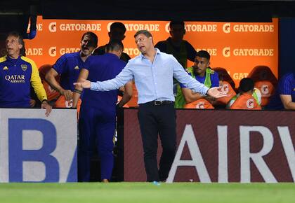 Sebastián Battaglia se queja tras una acción en Boca Juniors vs Gimnasia LP, por el Torneo 2021; luego de esa derrota tuvo el incidente con el micro por la decisión de Juan Román Riquelme de hacer bajar al plantel y llevarlo nuevamente al vestuario