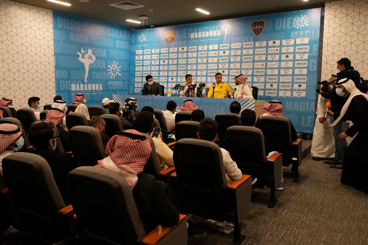 Sebastián Battaglia y Carlos Izquierdoz este lunes, tras el entrenamiento en el MRSOOL Park, Arabia Saudita