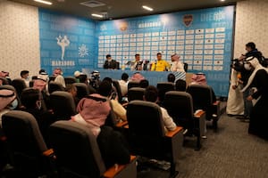 Sebastián Battaglia y Carlos Izquierdoz este lunes, tras el entrenamiento en el MRSOOL Park, Arabia Saudita