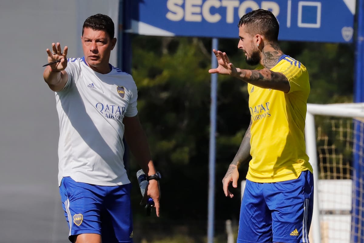 Sebastian Battaglia y Dario Benedetto dialogan durante el entrenamiento de Boca en Ezeiza.
(Prensa Boca. Foto: Javier Garcia Martino - Photogamma)