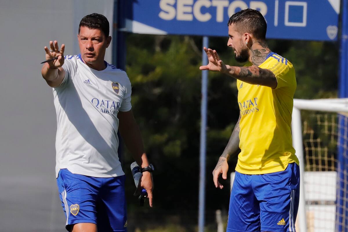 Sebastián Battaglia y Darío Benedetto se comunican en un entrenamiento de Boca en Ezeiza; el director técnico espera al goleador para el clásico contra River por la Copa de la Liga Profesional.