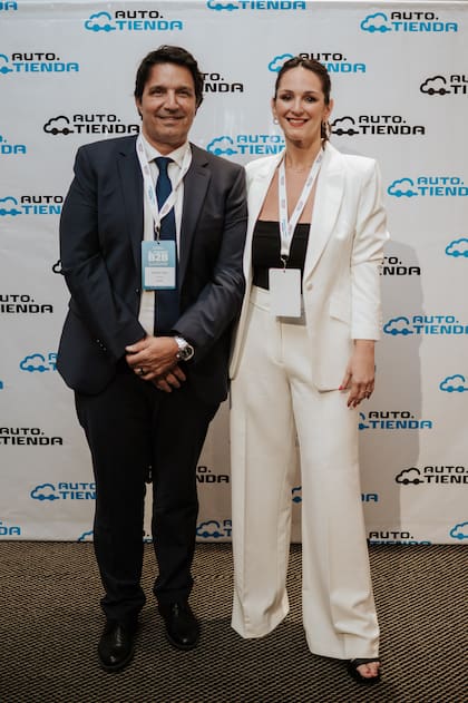 Sebastián Beato (presidente ACARA) junto a Florencia Gioria (CEO RunOne)