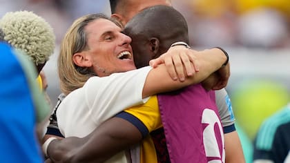 Sebastián Beccacece celebra la clasificación de Ecuador a 16vos de final del Mundial 2026 junto a Enner Valencia