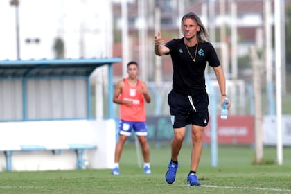 Sebastián Beccacece, el entrenador de un Racing que tendrá menos de seis semanas hasta su debut en la Copa