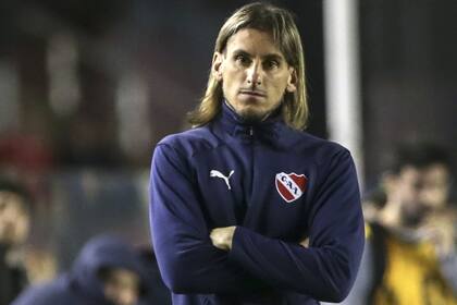 Sebastián Beccacece, en uno de sus últimos partidos como entrenador de Independiente, en el que nunca encontró la mejor versión del equipo; ahora lo intentará en la vereda de enfrente de Avellaneda: dirigirá a Racing.