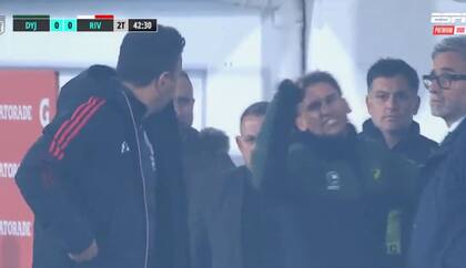 Sebastián Beccacece le grita a Marcelo Gallardo; Defensa y Justicia y River empataron en un partido con un final tenso