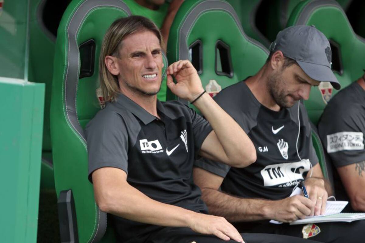 Sebastián Beccacece logró su primer éxito en Elche, con una goleada a Raya Vallecano, pero el descenso está tan cerca que no mitiga el dolor.