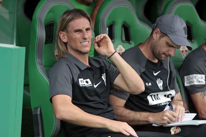 Sebastián Beccacece logró su primer éxito en Elche, con una goleada a Raya Vallecano, pero el descenso está tan cerca que no mitiga el dolor.