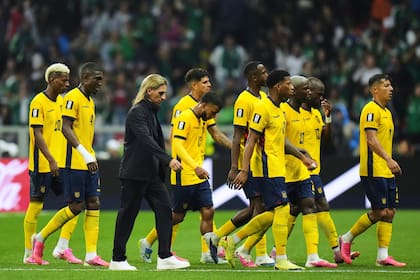 Sebastián Beccacece se retira con sus jugadores, tras quedar eliminado ante México en los 16avos de final del Mundial