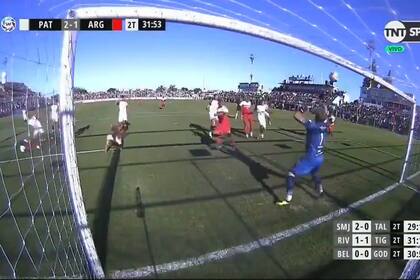 Sebastián Bértoli, con 41 años, le tapa el tiro a Jonathan Sandoval y asegura el triunfo de Patronato contra Argentinos Juniors