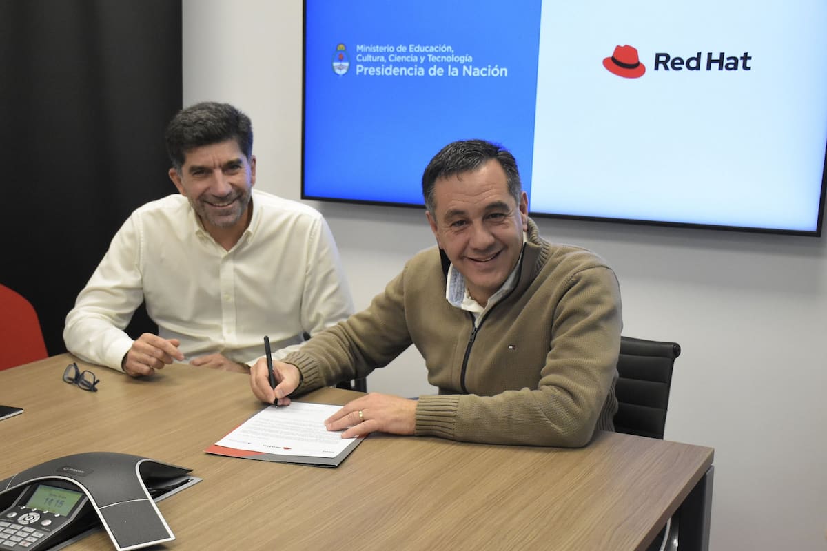 Sebastián Biagini de la la firma Red Hat y el ministro de Educación Alejandro Finocchiaro en la presentación de “Campus Puro Código” es un programa público-privado orientado para estudiantes y egresados de escuelas técnicas de todo el país
