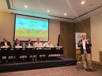 Sebastián Bravo, durante su exposición. En el panel, Ruben Dicún, gerente general de la compañía; Moutous; Beaunoir; Javra y; Alex Clayton de Nuseed global