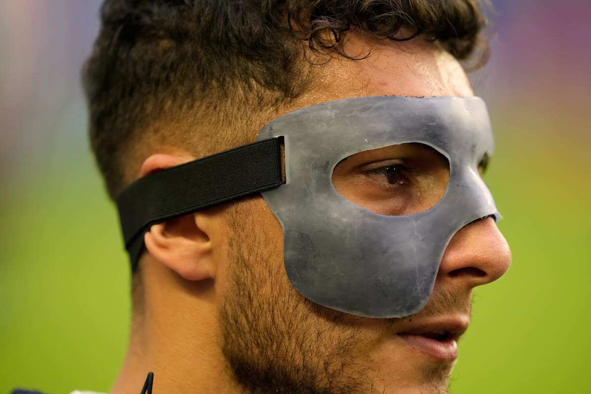 Sebastián Cáceres, zaguero titular que jugó el Mundial con un protector facial por una fractura que sufrió jugando para América, de México, aterrizó en Montevideo y defendió al ahora extécnico del seleccionado uruguayo.
