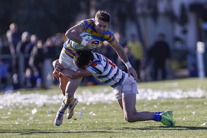 Sebastián Cancelliere tackleado por Nicanor Acosta