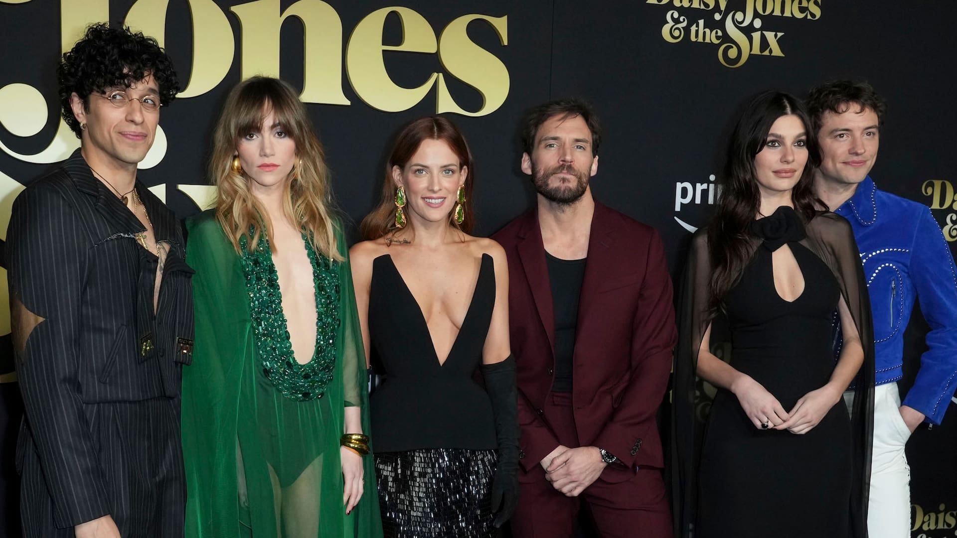 Riley Keough y Sam Claflin en la premiere de la serie en California