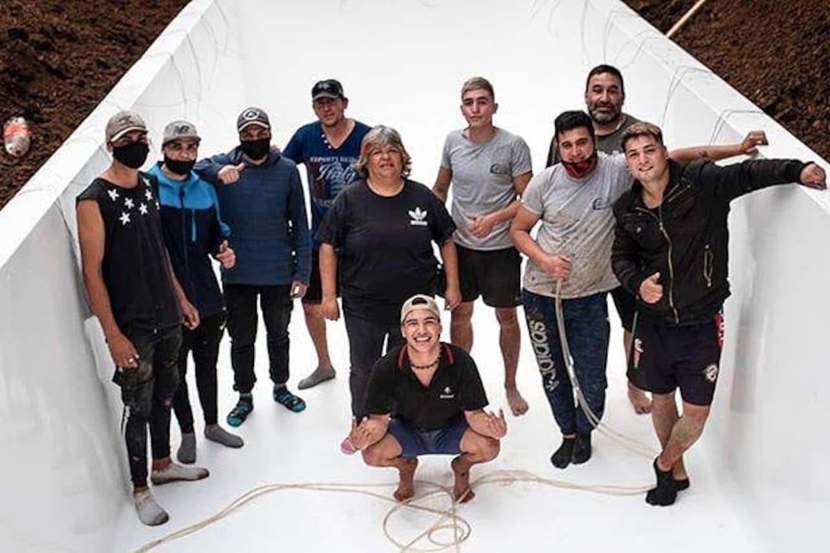 Sebastián con sus padres y amigos posa dentro de la pileta que le regalaron para entrenar