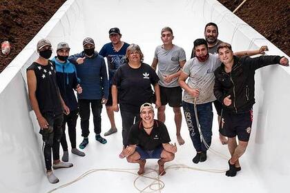 Sebastián con sus padres y amigos posa dentro de la pileta que le regalaron para entrenar