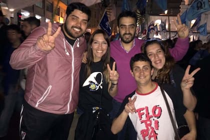 Sebastián Daer, a la izquierda de Mayra Mendoza, en una marcha junto con militantes