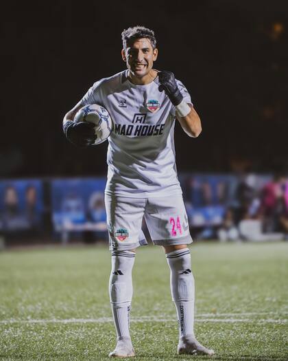 Sebastián D'Angelo en su club, el Miami United, donde ataja y participa de las decisiones